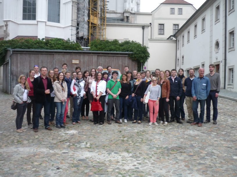 Mitglieder des AlumniClub und des kuwi netzwerk erkunden gemeinsam den Passauer Dom