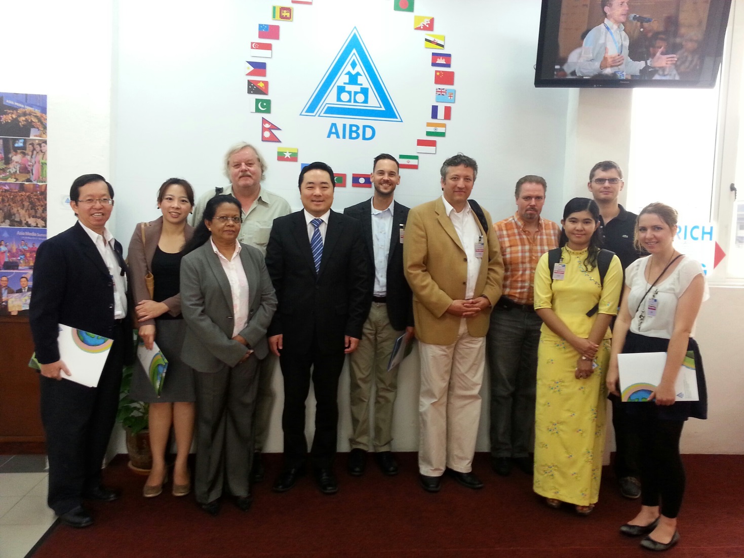 Die Workshop Teilnehmer mit Direktor Yang Binyuan (5. v. l.) und zwei seiner Mitarbeiter bei ihrem Besuch des AIBD.