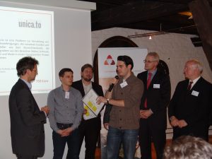 Gründerteam von der Uni Passau - Unica.to die Zweitplatzierten vom BPW ideenReich 2013 - erklären Ihre Geschäftsidee dem interessierten Publikum