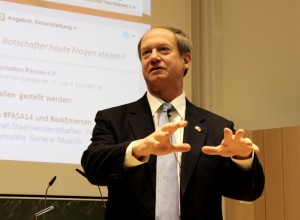 US-Botschafter John B. Emerson stellt sich beim ʺTown Hall Meetingʺ im Audimax der Universität Passau den Fragen der rund 700 Anwesenden.