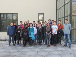 Die Schülerinnen und Schüler des Asam-Gymnasiums mit Prof. Dr. Martin Kreuzer (ganz links) und zwei Lehrkräften.
