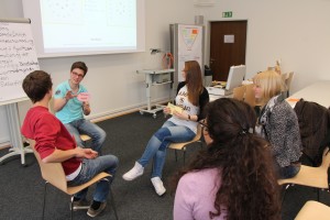 Beim Qualifizierungsprogramm "Fit fürs Tutorium" werden Tutorinnen und Tutoren der Universität Passau beim Rollenwechsel vom Lernenden zum Lehrenden unterstützt.