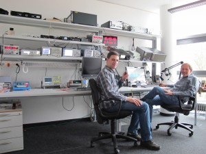 Prof. Dr. Joachim Posegga und Prof. Dr. Hans Reiser im Senderaum des IT-Zentrums.