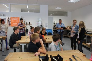 Eine Schulklasse der Mittelschule St. Nikola Passau lernen von Studierenden der Universität Passau, was es mit der aristotelischen Hui-Maschine auf sich hat 