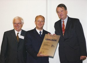 Kuwi-Gründervater Prof. Dr. Klaus Dirscherl und Netzwerk-Beauftragter Jens Geißler bei der Preisverleihung