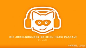 Waschbär mit Kopfhörern und Untertitel "Die Jodelgründer kommen nach Passau!"