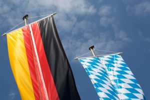Deutsche und bayerische Flagge