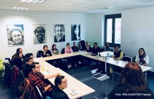 Gruppe von Studierenden im Digitalen Gründerzentrum Niederbayern