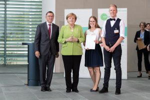 Lisa Knott und Max Borcherding bei der Preisverleihung mit Kanzlerin Merkel