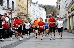 Sportlerinnen und Sportler beim Domlauf in Passau