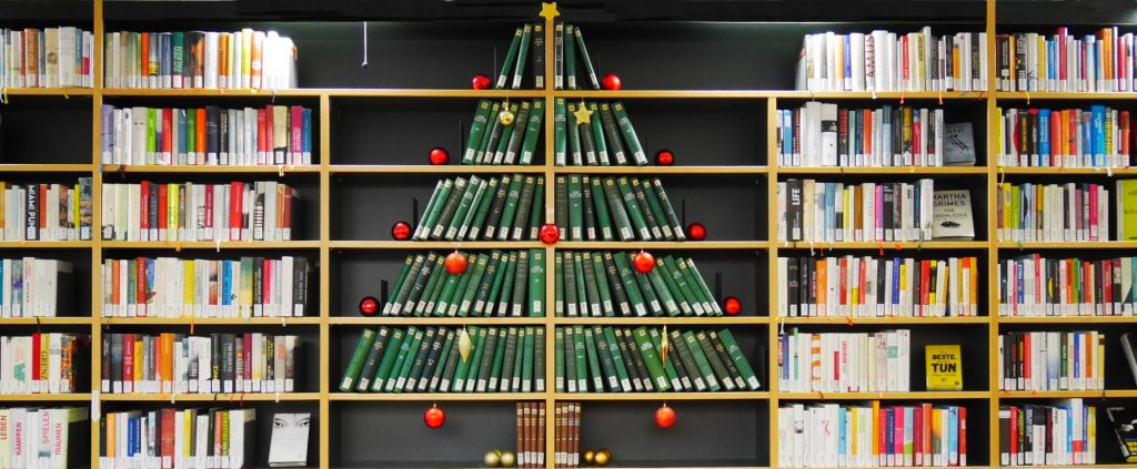 Weihnachtsbaum aus Büchern in der Library Lounge der Universitätsbibliothek Passau