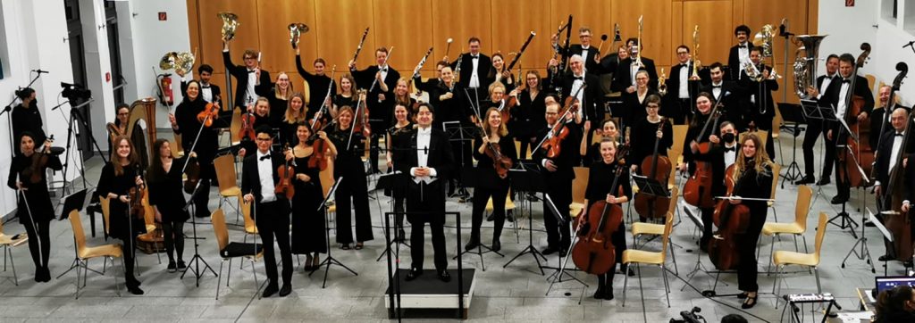 Orchester-Gruppenbild mit Instrumenten