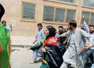 Männer und Frauen in Afghanistan setzen sich auf offener Straße für die Gleichberechtigung von Frauen ein.Bild: Privat